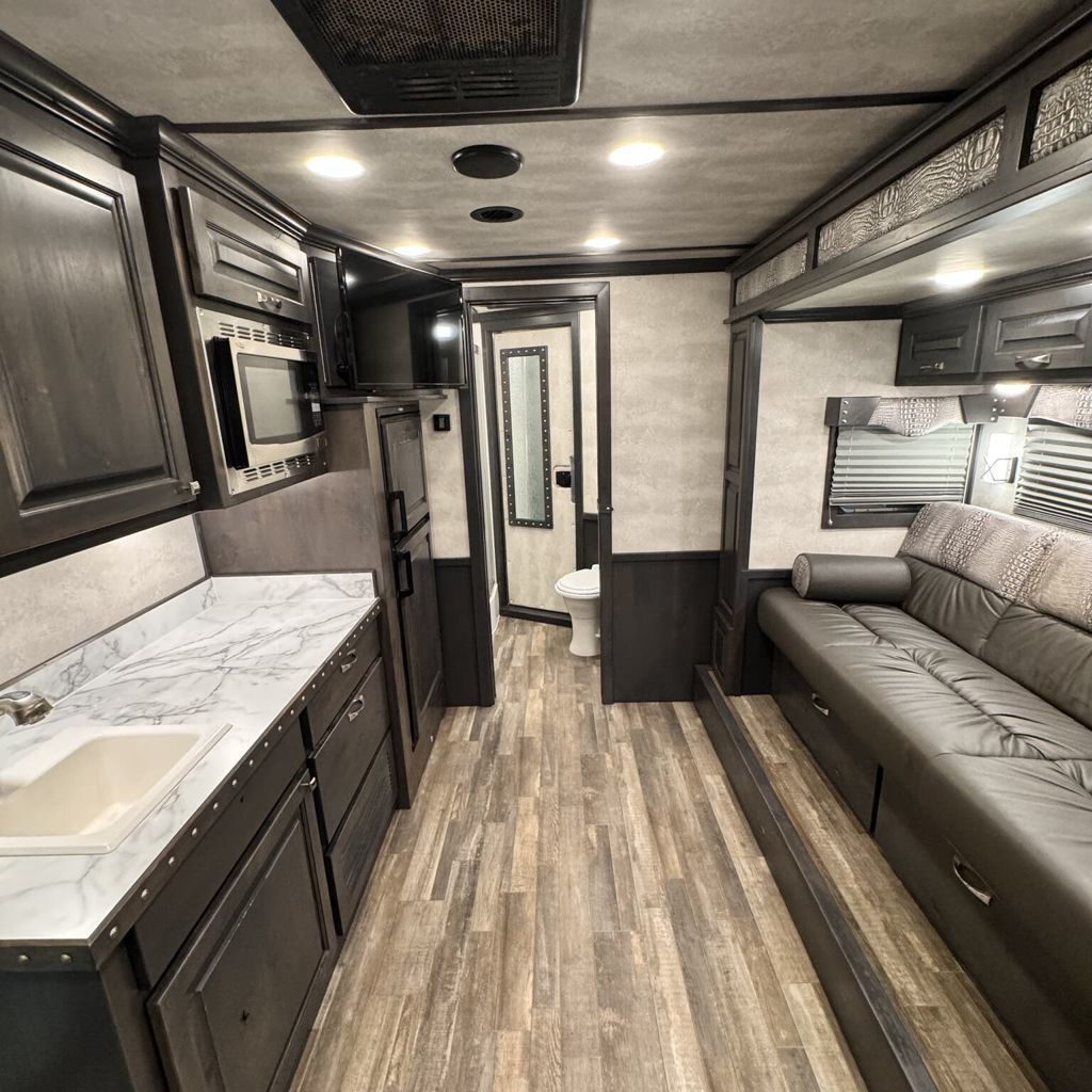 2024 Elite 4h side load-signature quarters interior-airride
