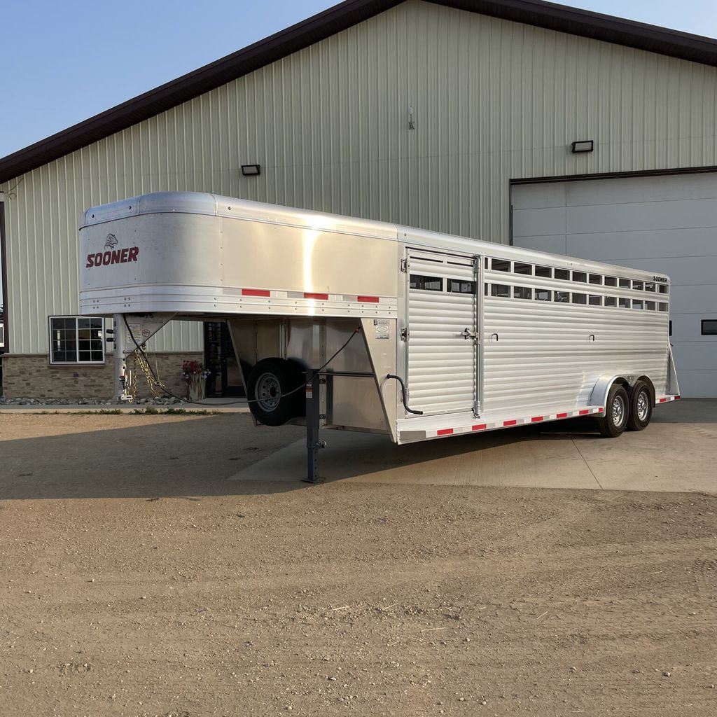 2026 Sooner sr7024 livestock trailer 24ft w/3 compartments