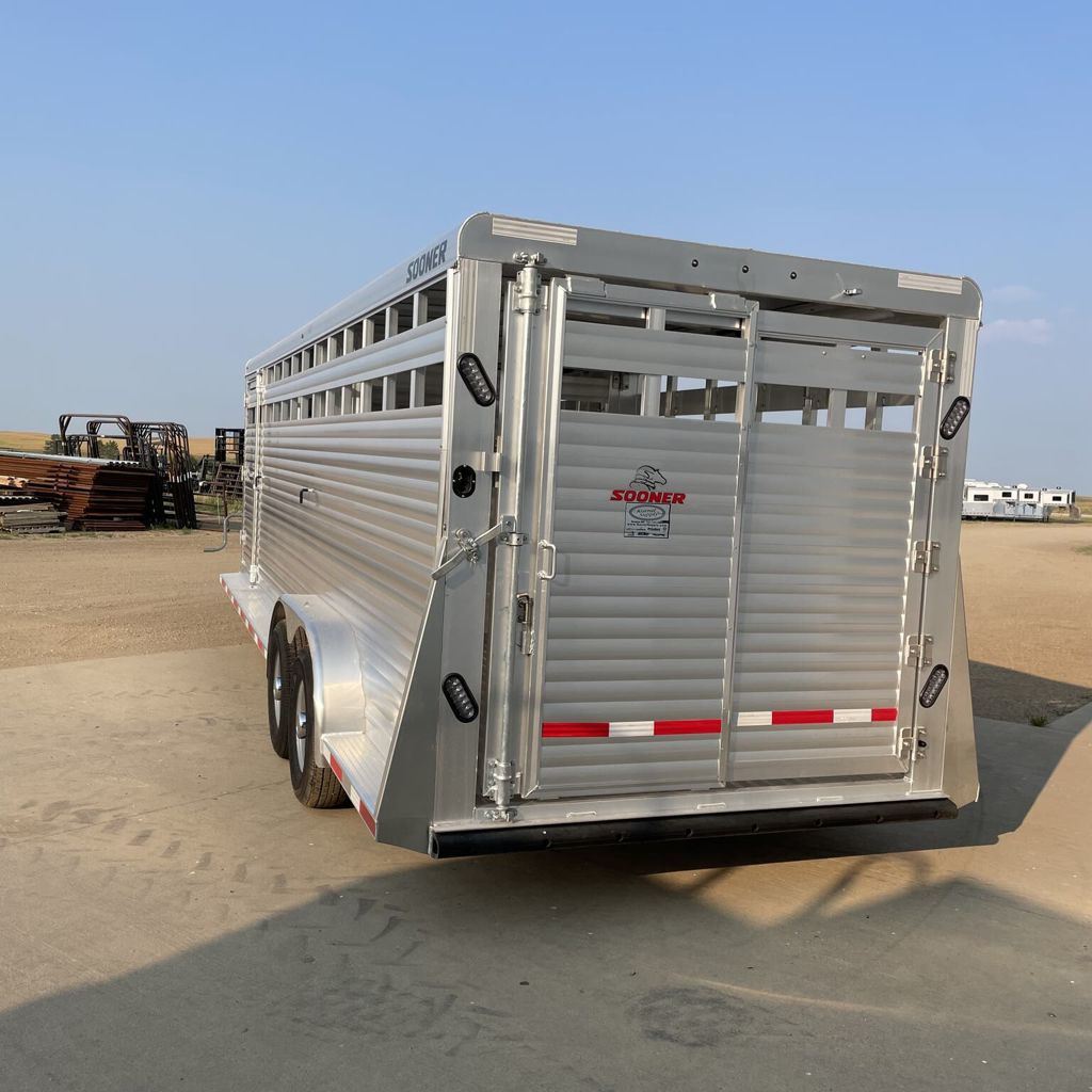 2026 Sooner sr7024 livestock trailer 24ft w/3 compartments