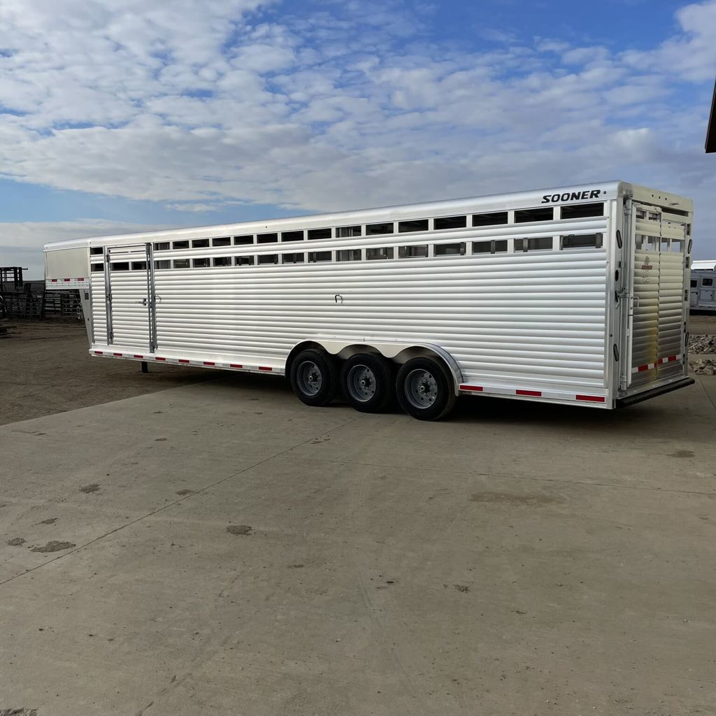 2026 Sooner sr7632 livestock trailer 32 ft w/3 compartments