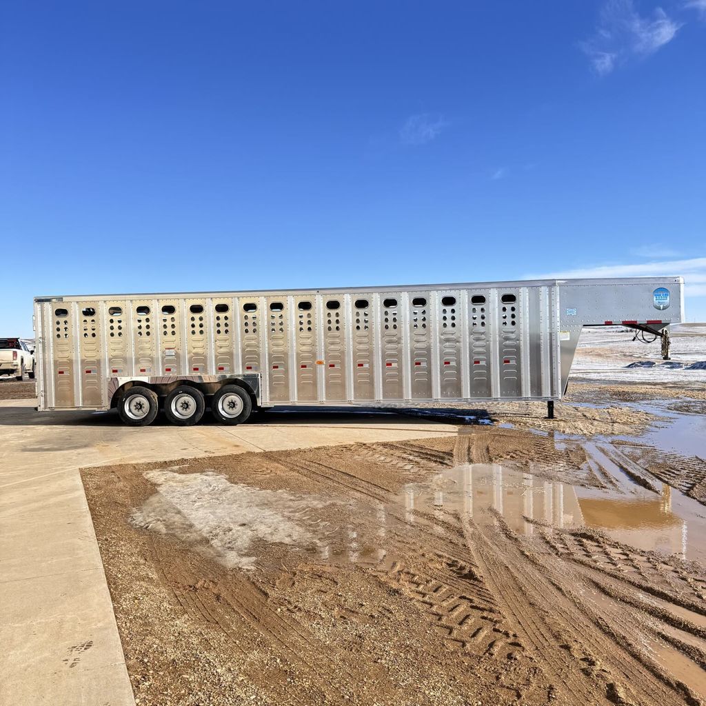 2026 Merritt 32ft livestock trailer w/ floating gate - 3 comp.