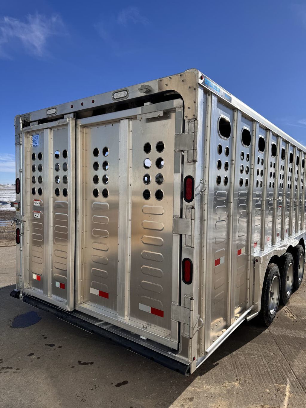 2026 Merritt 32ft livestock trailer w/ floating gate - 3 comp.