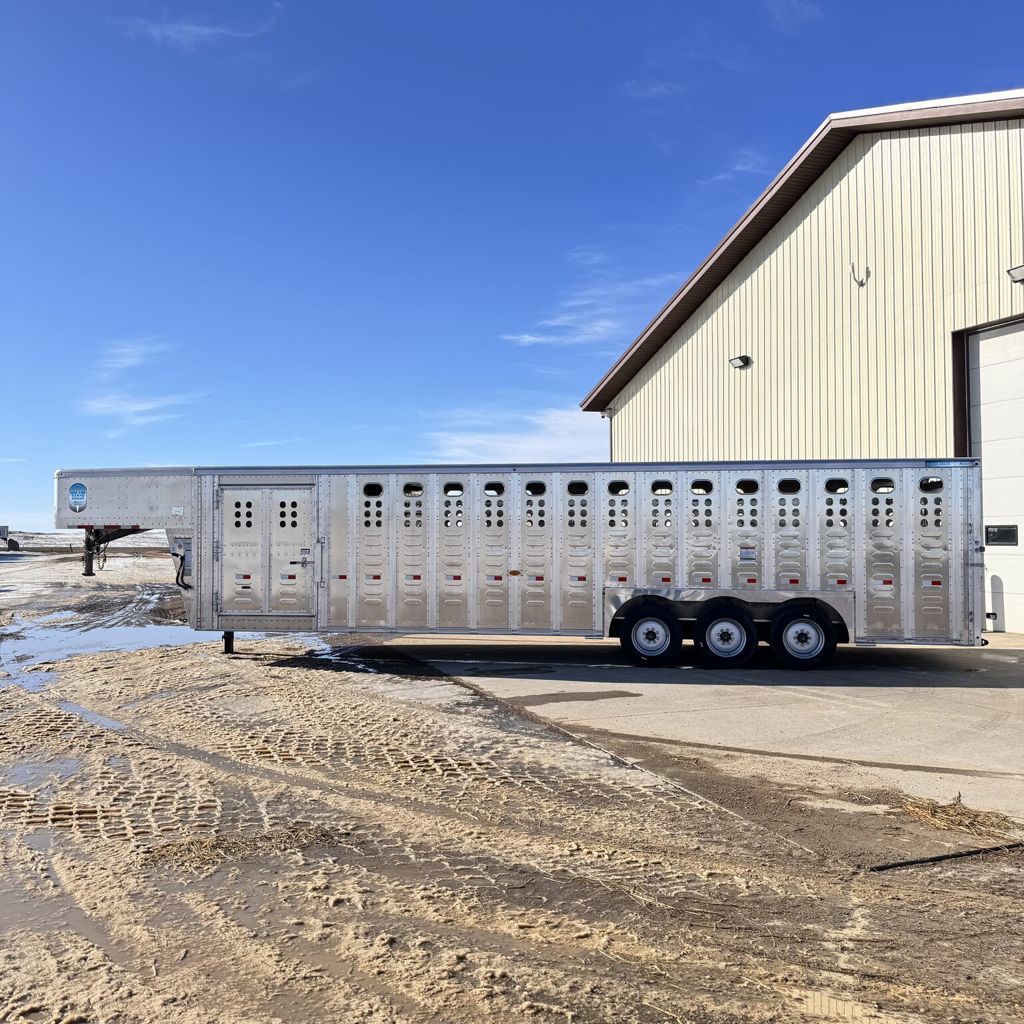 2026 Merritt 32ft livestock trailer w/ floating gate - 3 comp.