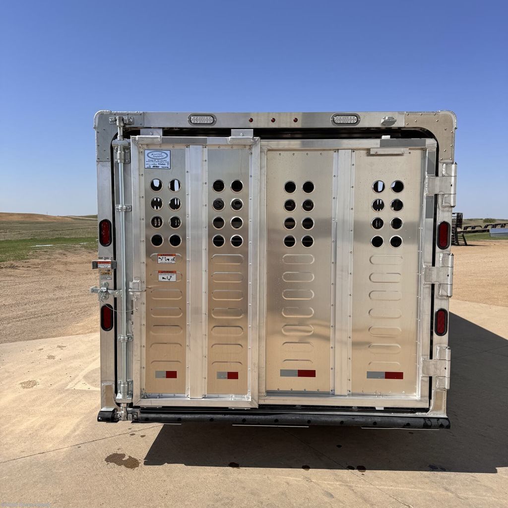 2027 Merritt 32ft livestock trailer w/ floating gate - 3 comp.