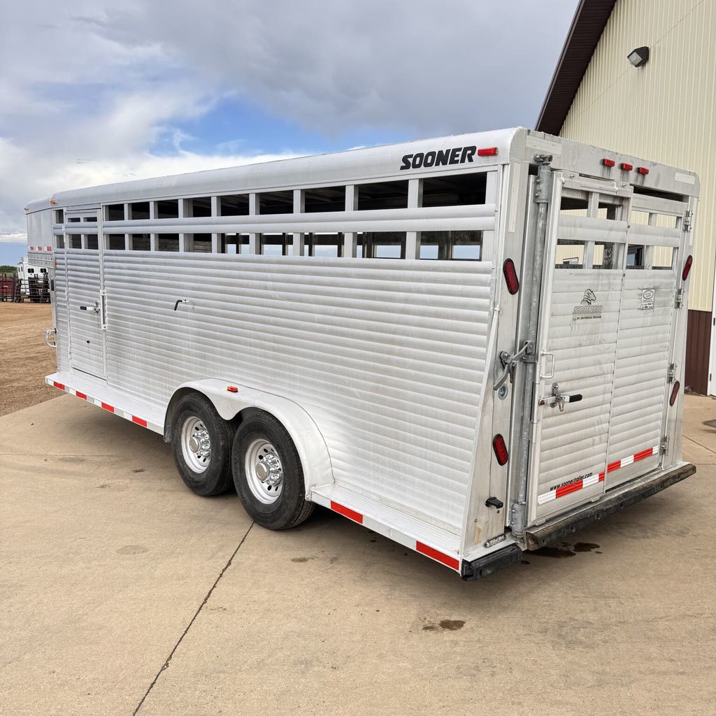 2011 Sooner sr7020 livestock trailer w/ 2 compartments
