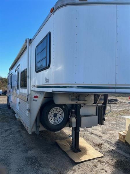 2000 Sundowner sierra 3h 8012 lq w/4' slant wall mid tack
