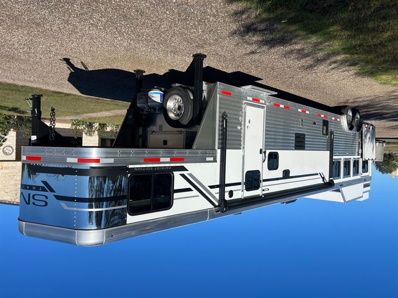 2025 smc 4 horse side load with 13' lq and slide