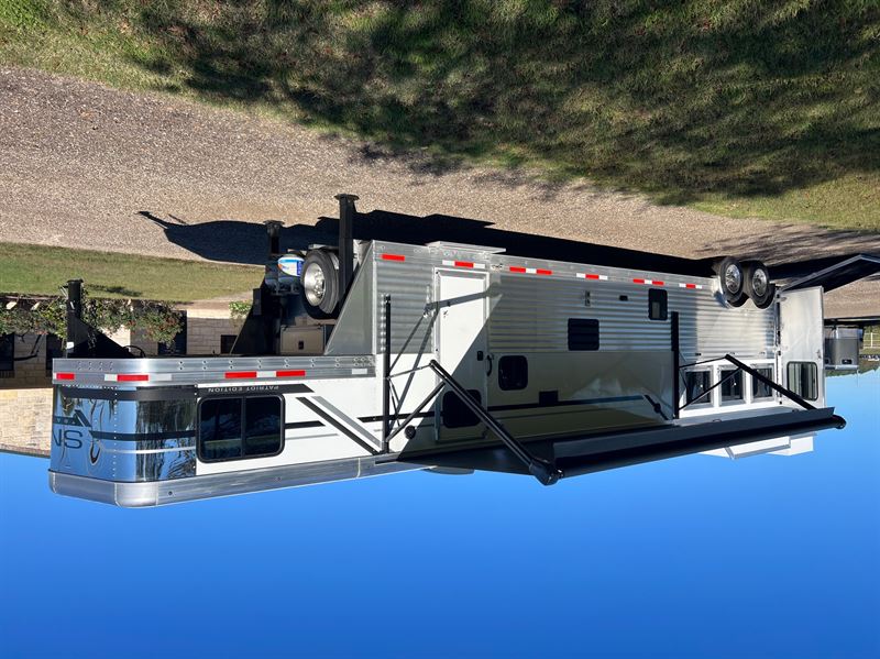 2025 smc 4 horse side load with 13' lq and slide