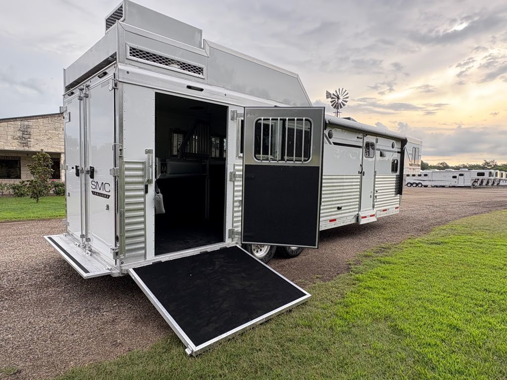 2026 smc 3 horse 11' living quarter side load