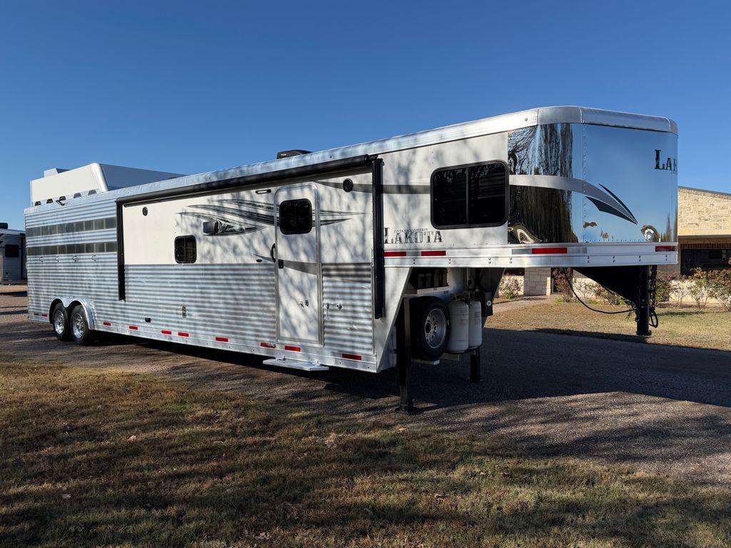 2018 Lakota stock back with 15' living quarter