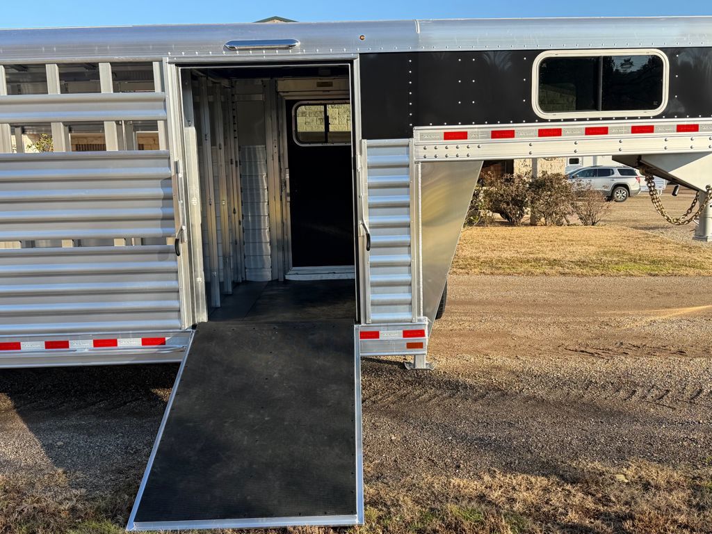 2026 Elite 25' show cattle with floating gate