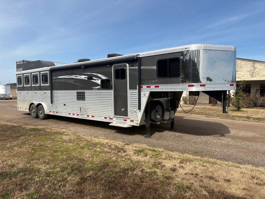 2016 Lakota 4 horse with 14' lq and slide