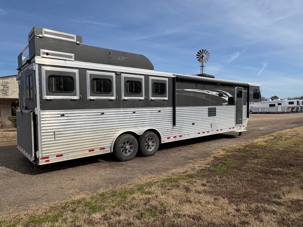 2016 Lakota 4 horse with 14' lq and slide