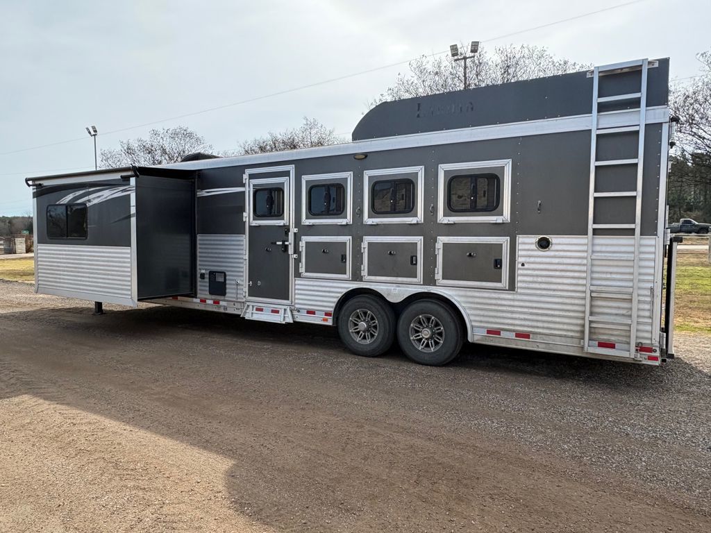 2016 Lakota 4 horse with 14' lq and slide