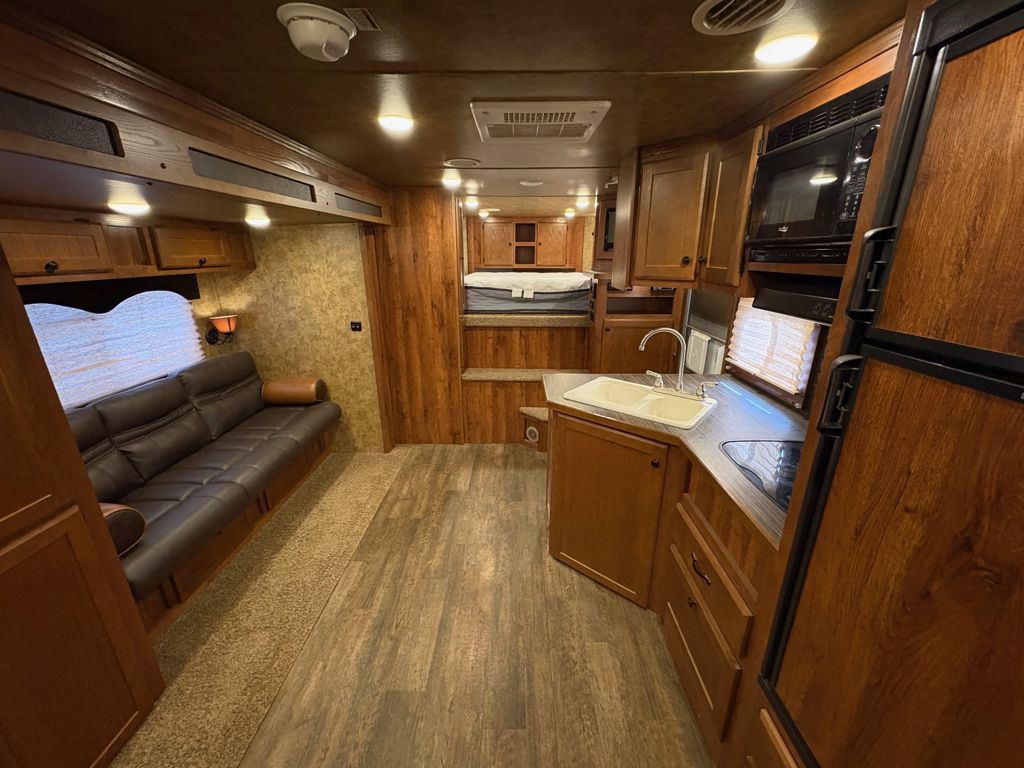2016 Lakota 4 horse with 14' lq and slide