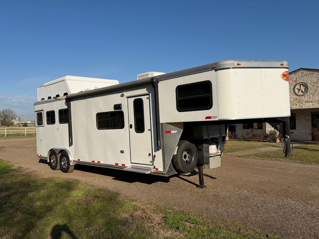 2007 Sundowner 3 horse with 10' living quarter and haypod
