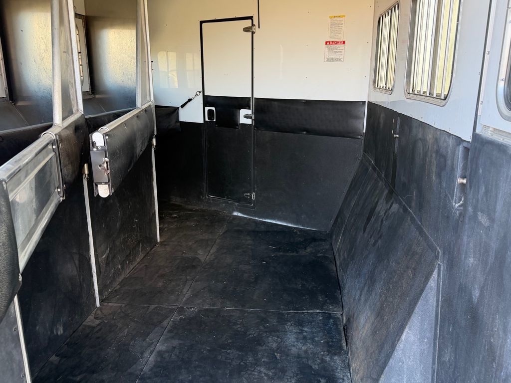 2007 Sundowner 3 horse with 10' living quarter and haypod