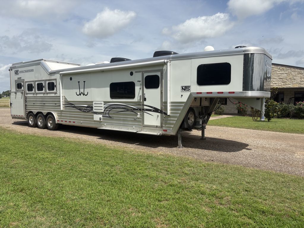 2023 Cimarron 4 horse 17' outlaw living quarter