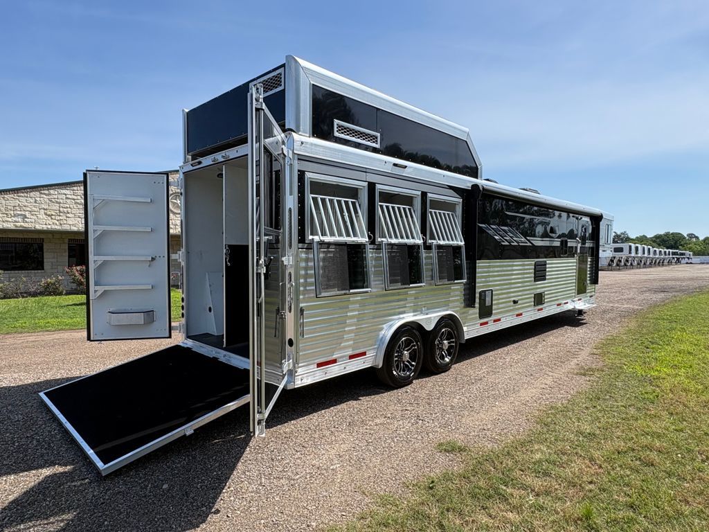 2022 smc 3 horse 18' living quarter / super slide