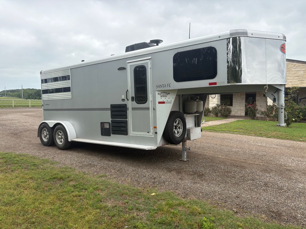 2020 Sundowner 2 horse 6' living quarter
