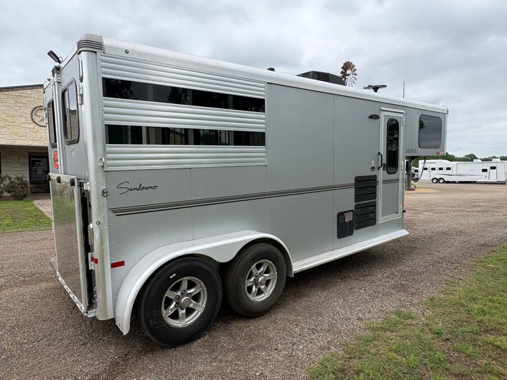 2020 Sundowner 2 horse 6' living quarter