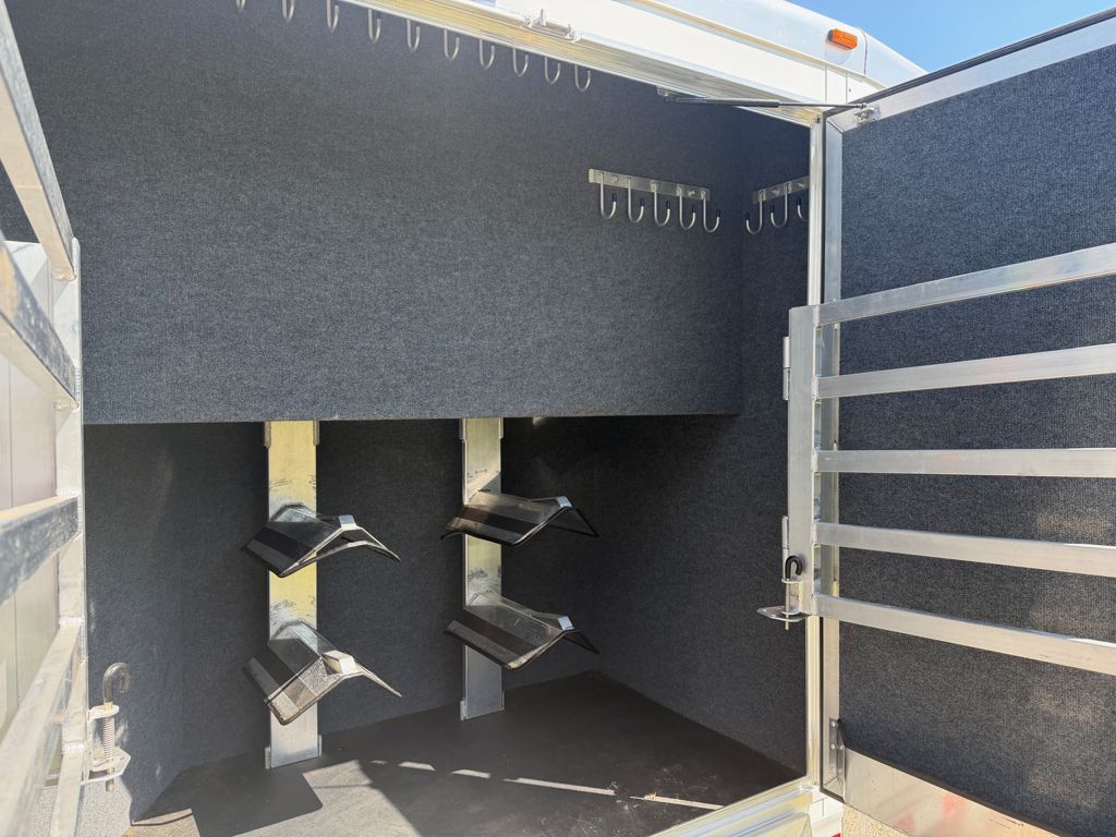2019 Twister Trailer 4 horse trainer trailer with side tack