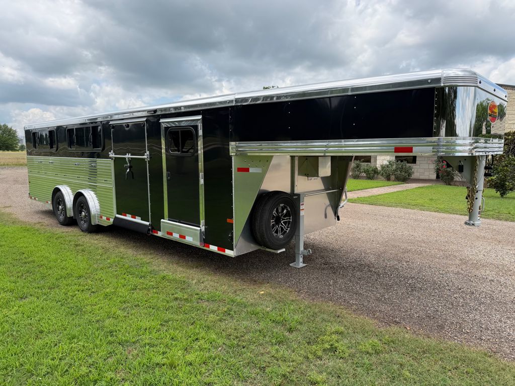 2027 Sundowner 10 pen gooseneck with 6' tack room
