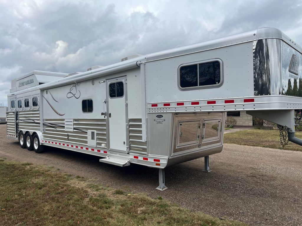2018 Elite 4 horse 16' living quarters by trail boss
