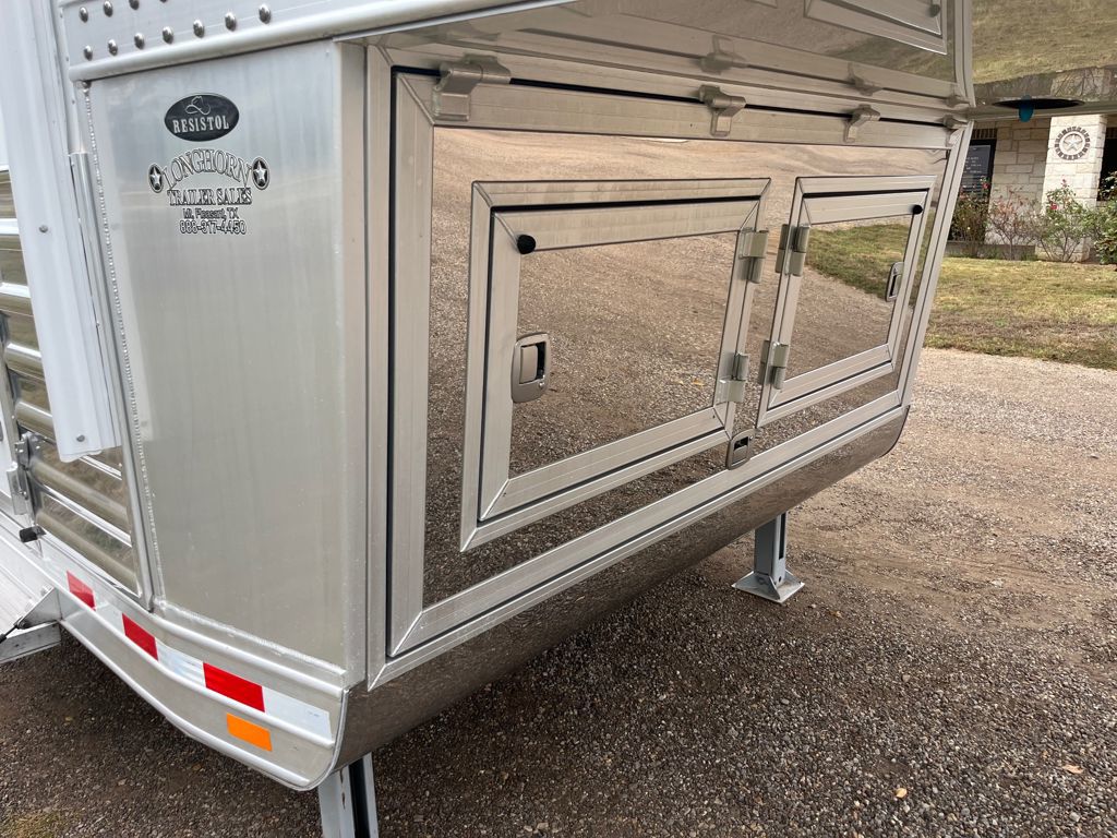2018 Elite 4 horse 16' living quarters by trail boss