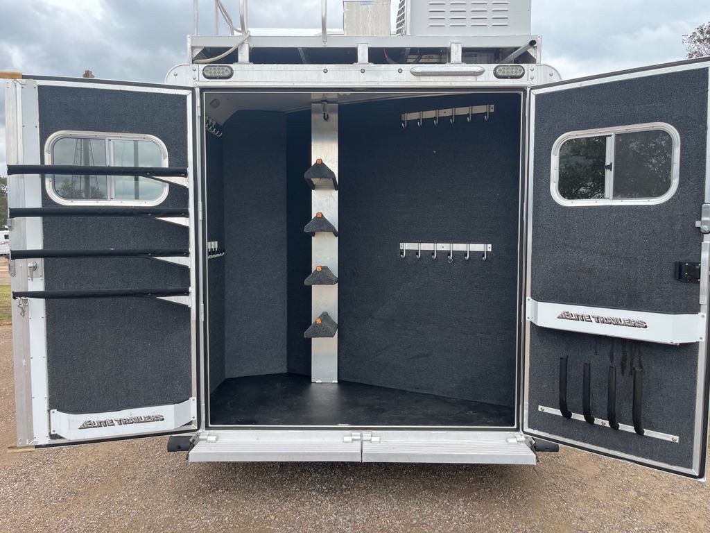 2018 Elite 4 horse 16' living quarters by trail boss