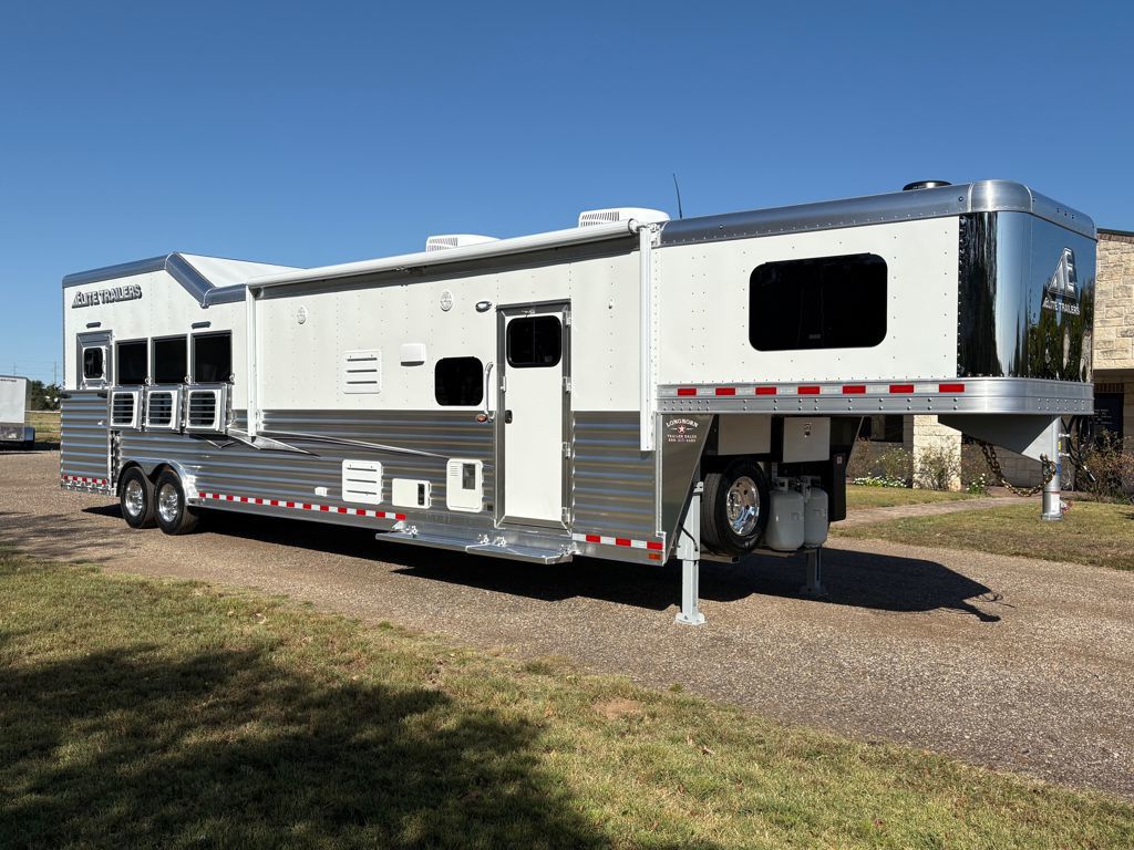 2026 Elite 4 horse 15'8" living quarter with slide out