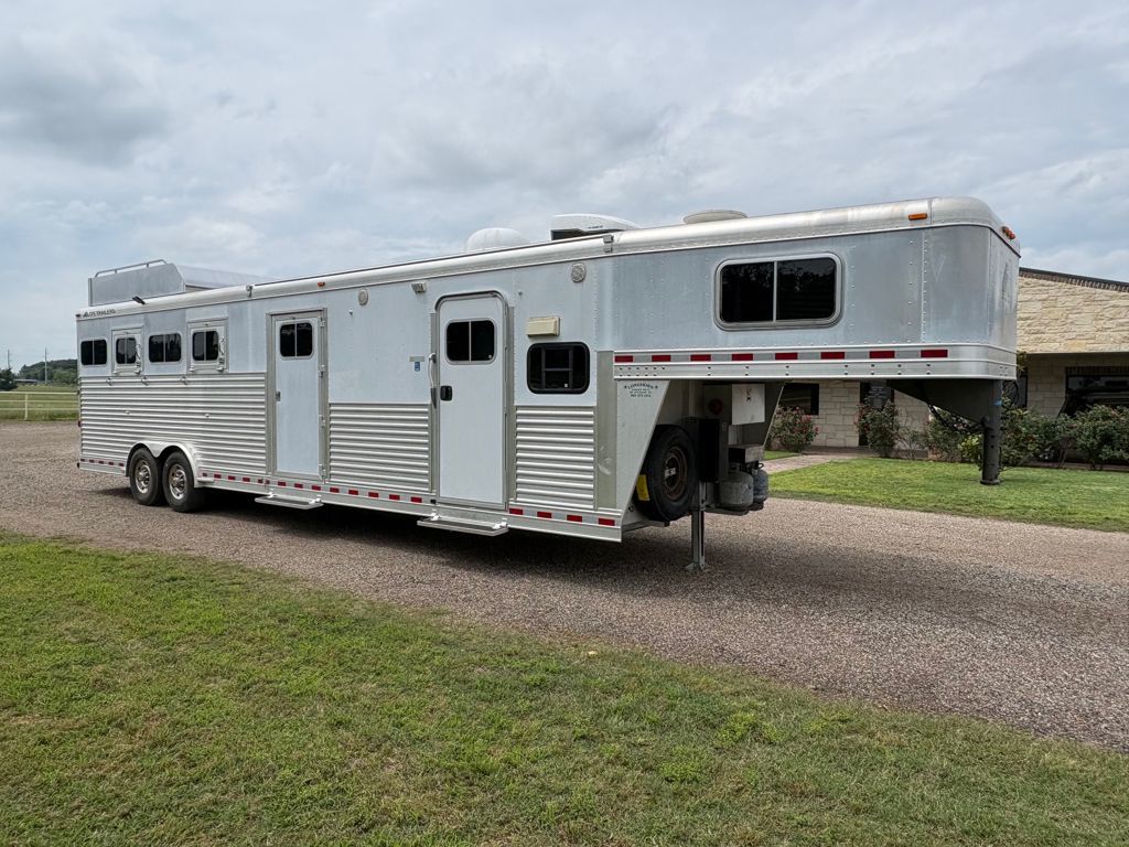 2005 Elite 4 horse 10' living quarter with midtack