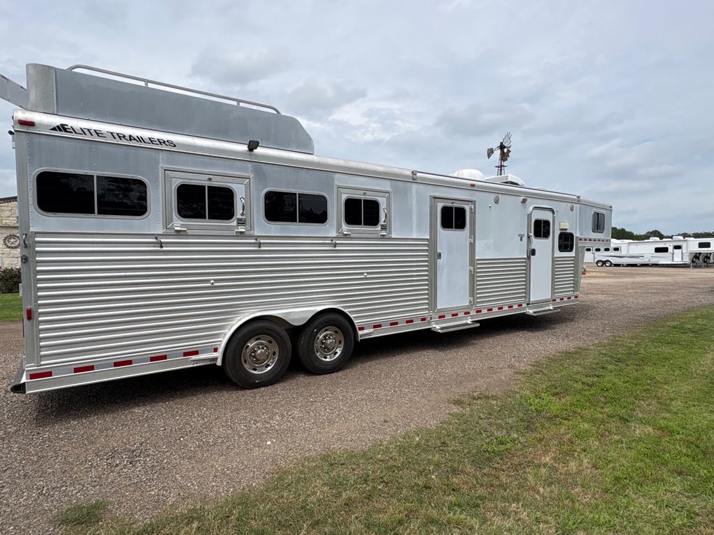 2005 Elite 4 horse 10' living quarter with midtack