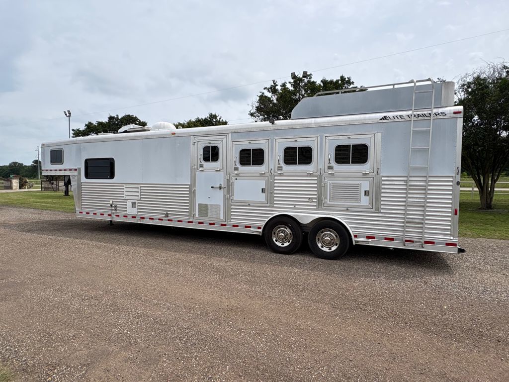 2005 Elite 4 horse 10' living quarter with midtack
