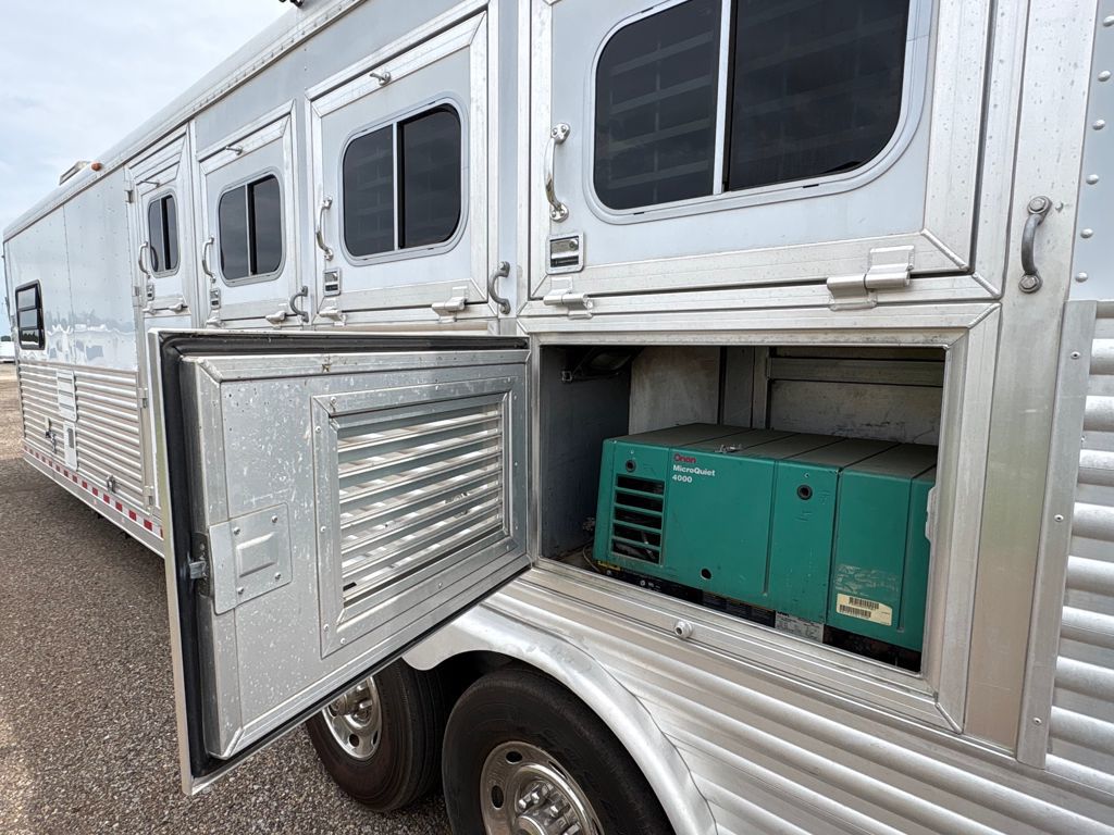 2005 Elite 4 horse 10' living quarter with midtack
