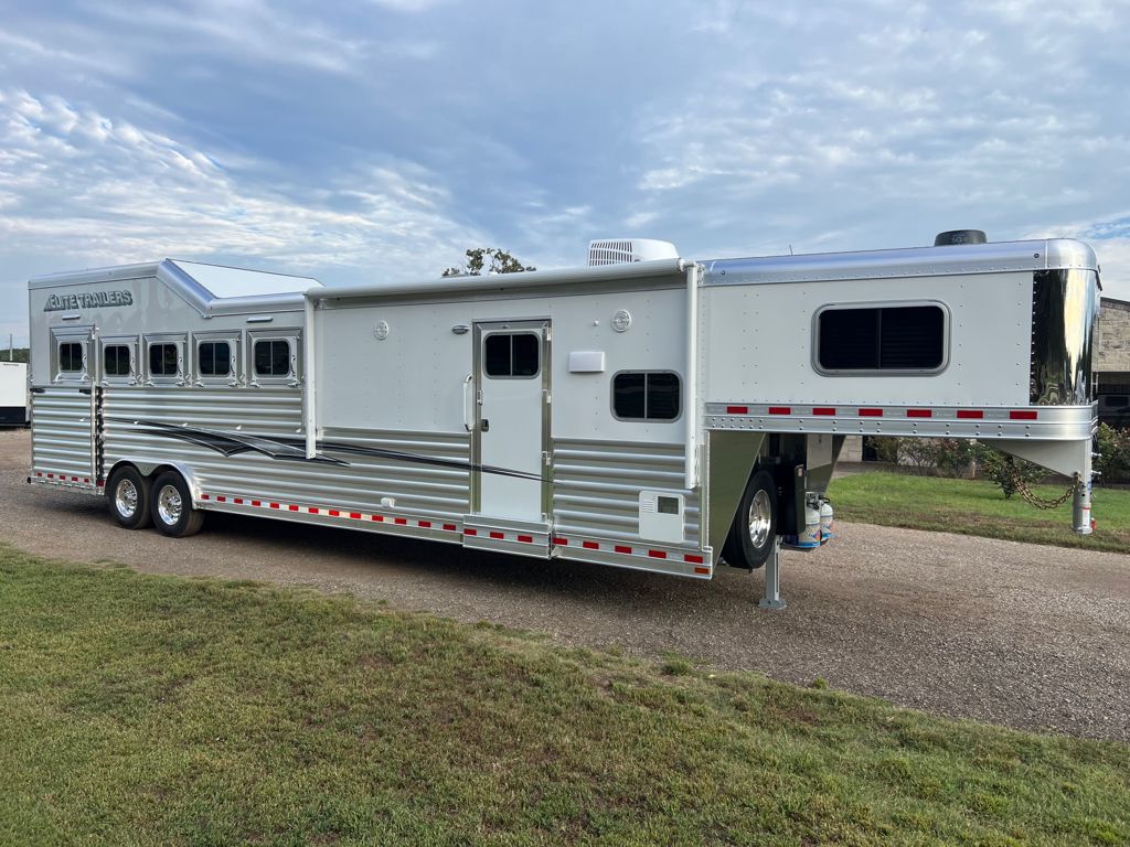 2026 Elite 5 horse 10'8" living quarter with generator