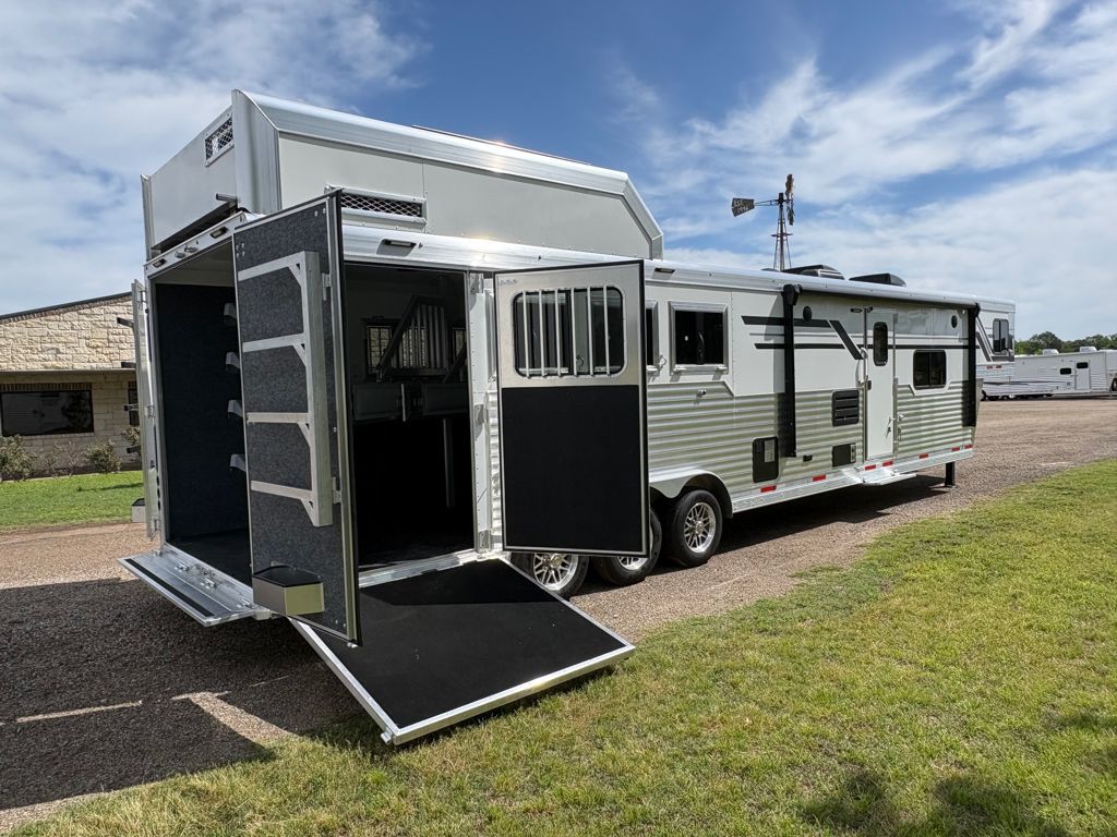 2027 smc 4 horse 15' living quarter with slide out