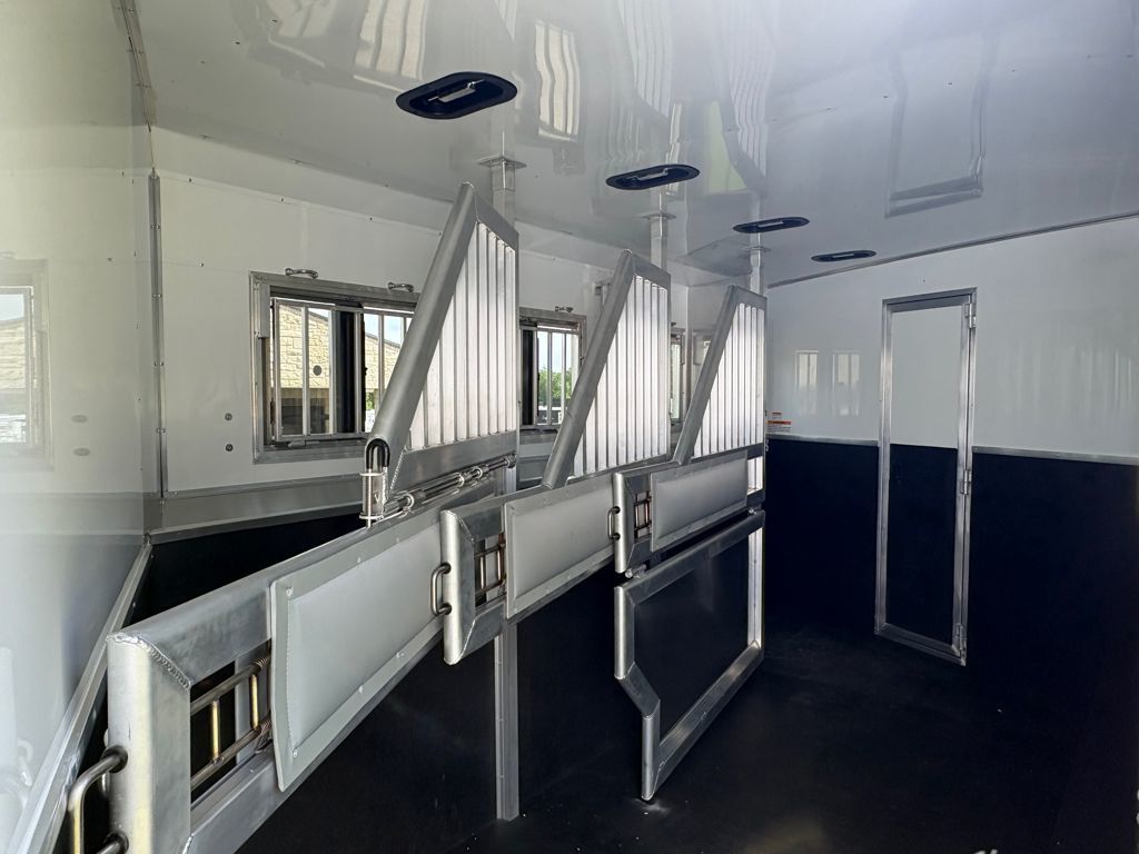 2027 smc 4 horse 15' living quarter with slide out
