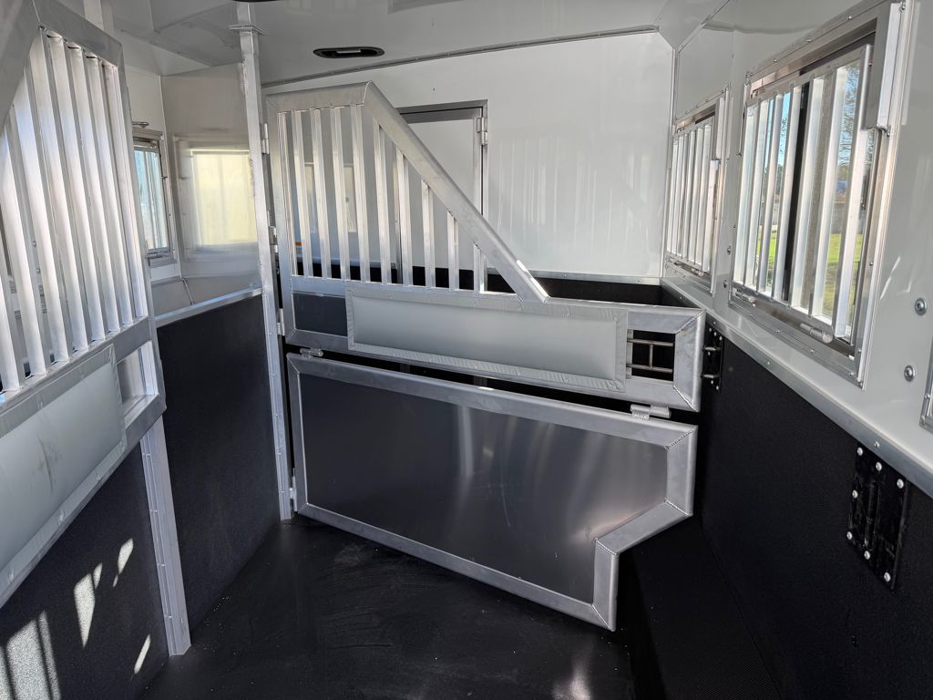 2027 smc 4 horse 15' living quarter with slide out