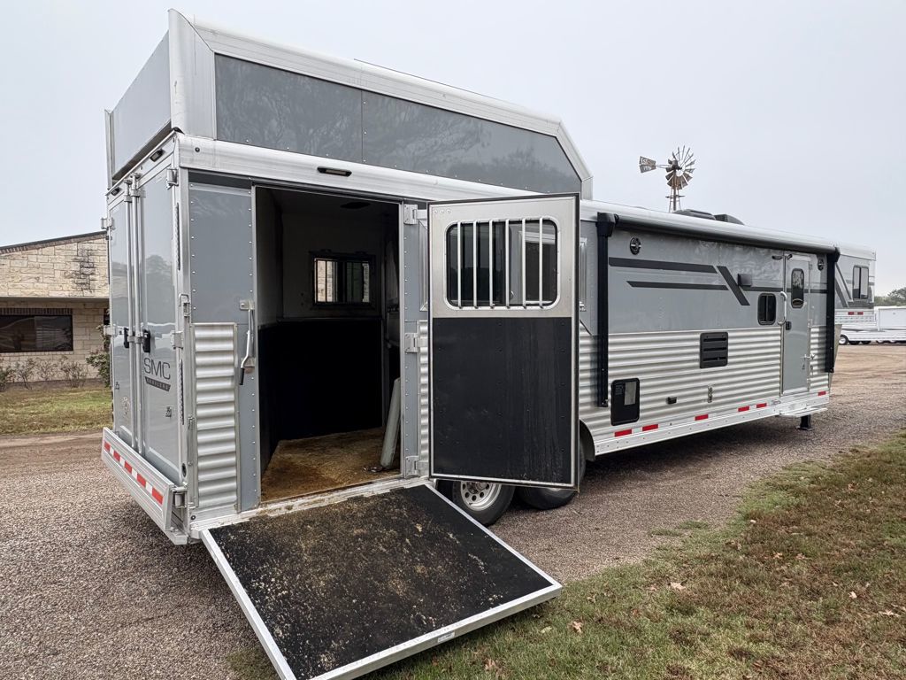 2025 smc 3 horse 13' living quarter side load