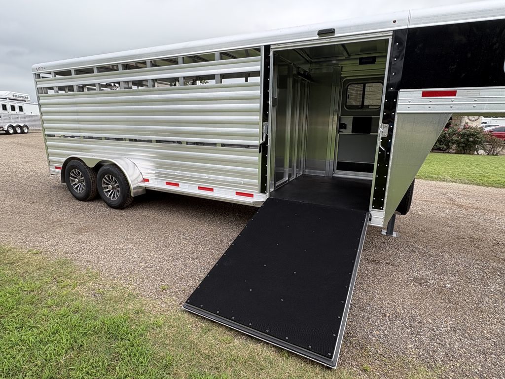 2026 Exiss 21' show cattle with side ramp