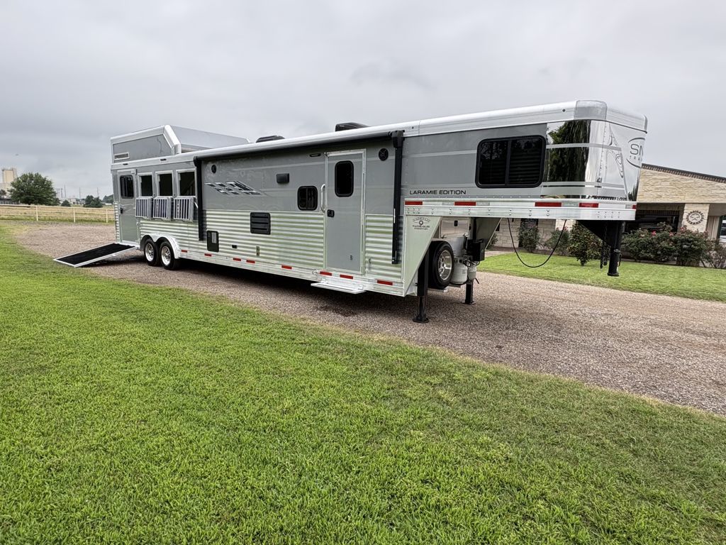 2022 smc 4 horse 13' living quarter side load