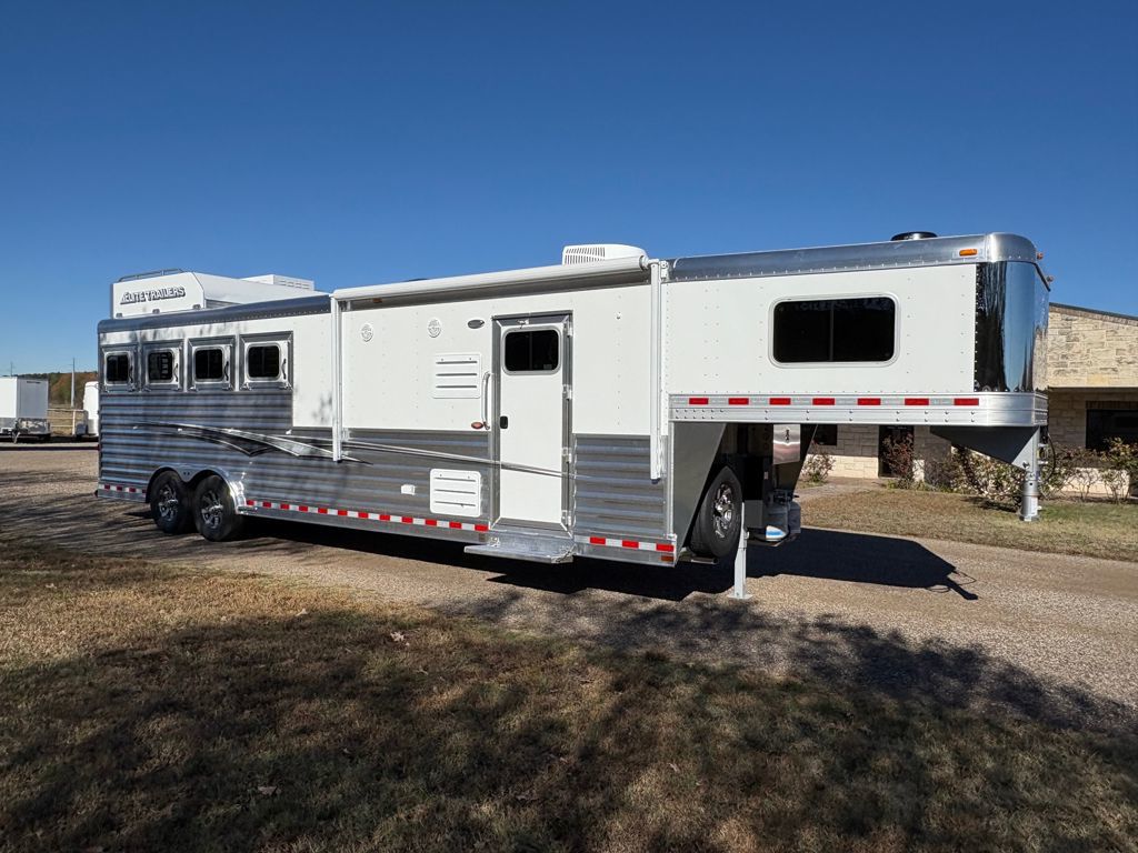 2026 Elite 4 horse 10'8" living quarter