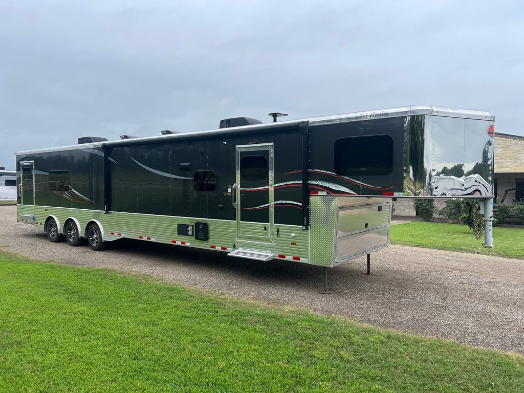 2024 Sundowner toy hauler with 19' lq and 20' garage