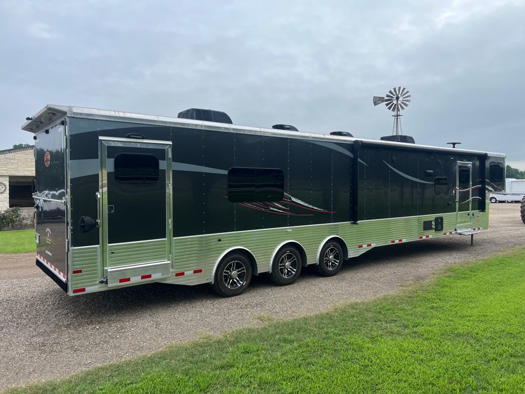 2024 Sundowner toy hauler with 19' lq and 20' garage