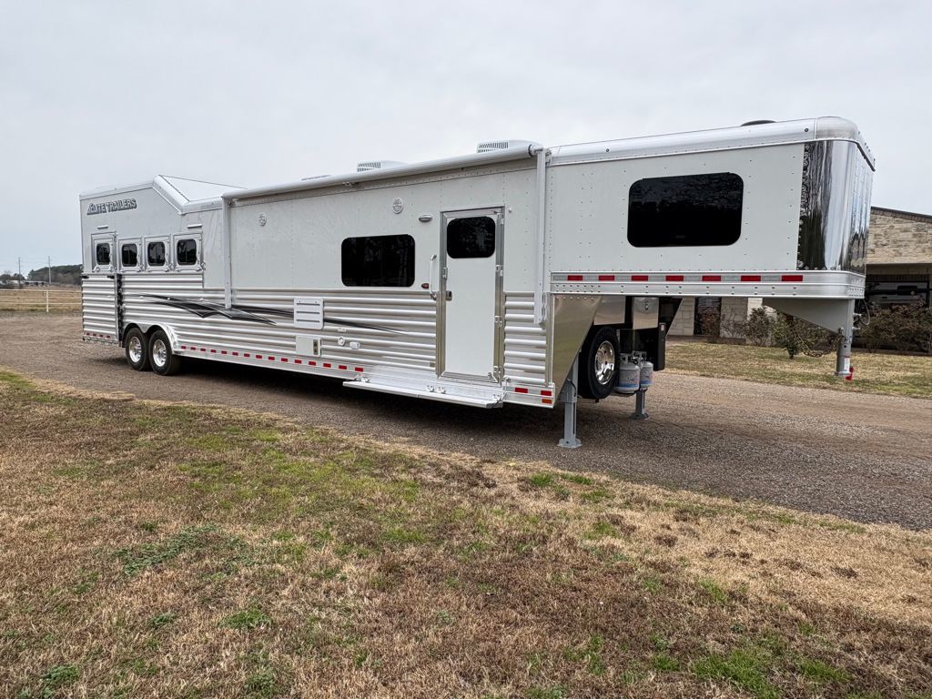 2026 Elite 4 horse 16'8" living quarter with slide out