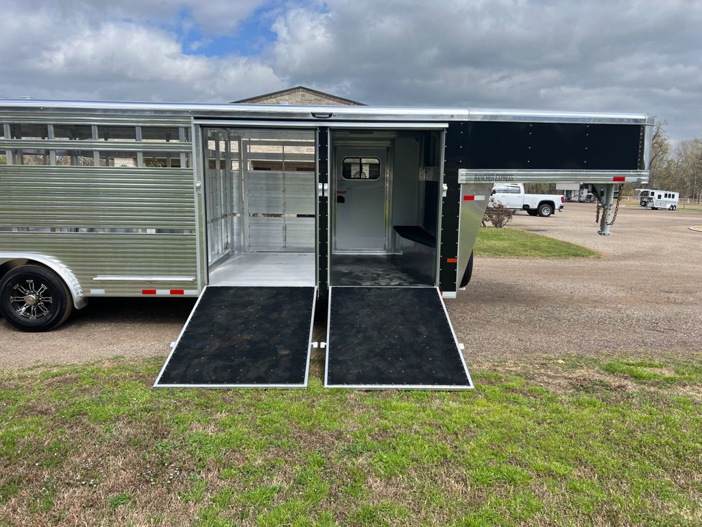 2027 Sundowner 25' show cattle
