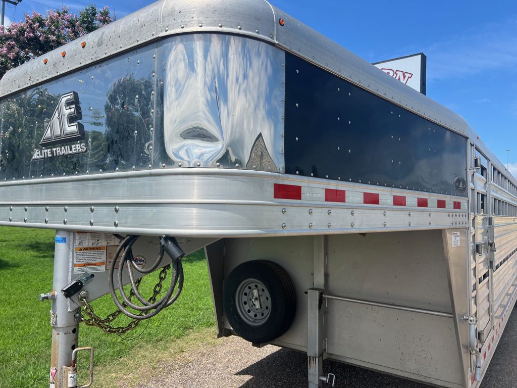 2021 Elite 28' show cattle with float gate