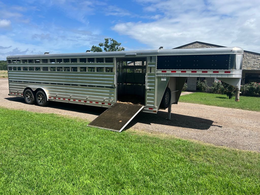 2021 Elite 28' show cattle with float gate