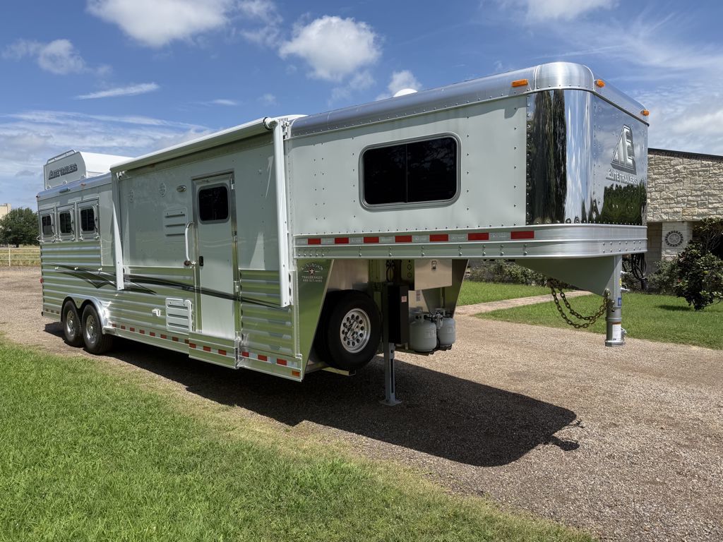 2026 Elite 3 horse 10'8'' lq with ramp and generator